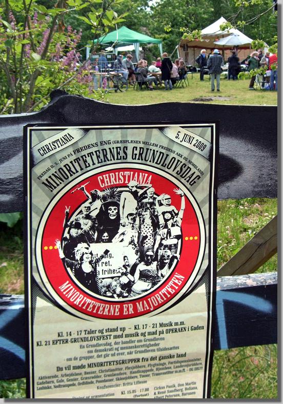 F4461 Plakat p stakit telt baggrund w